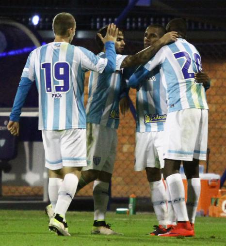 Abraços para Romarinho que fez os dois gols do Avaí, ambas batendo de primeira. Fotos: Jamira Furlani - Avaí FC