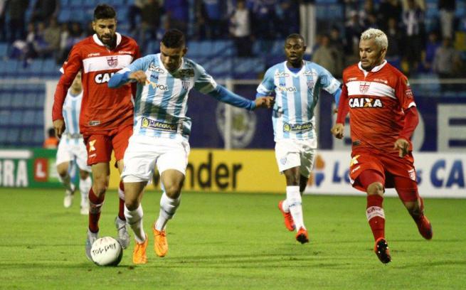 Avaí e CRB fizeram um jogo equilibrado decidido somente nos acréscimos. Fotos: Jamira Furlani