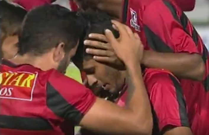 Léo Artur comemora com os companheiros o único gol da partida desta terça-feira