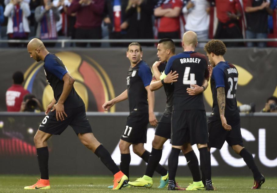 Jogadores dos EUA comemoram a grande vitória conquistada nessa terça-feira 