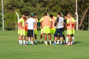 Torcida do Goiás invade treino e gera clima de tensão