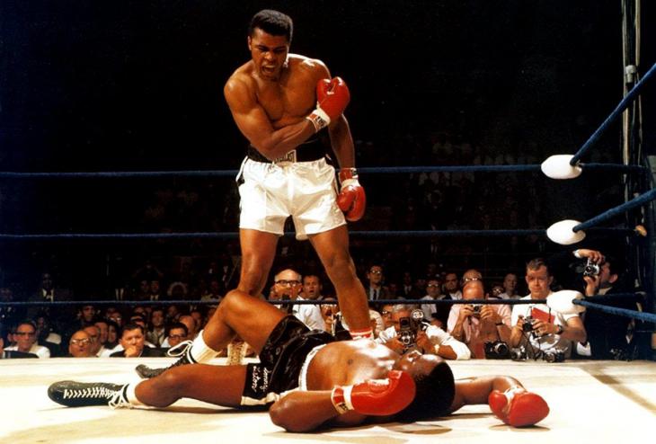 Milhares de pessoas acompanham cortejo de Muhammad Ali até o cemitério