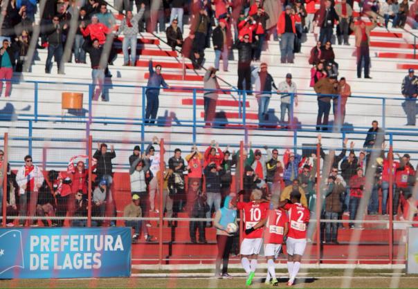 Marcelinho Paraíba, camisa 10, comemora gol do Inter, mas o Linense venceu por 2 a 1