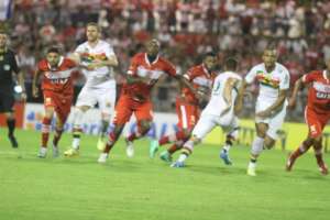 Série B: Mazola terá quatro desfalques para escalar o CRB nesta terça