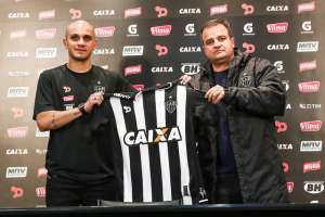 Fábio Santos assina até o fim de 2018 e é mais um reforço no Atlético-MG