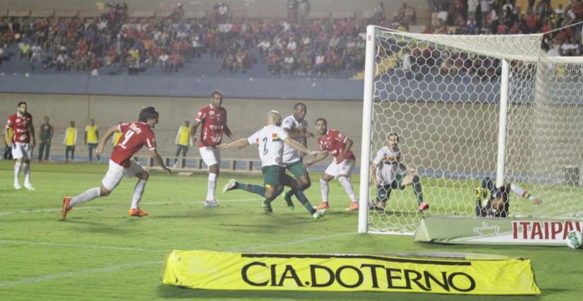 Após defesa milagrosa de Rodrigo Ramos, Éder Sciola salva quase em cima da linha. foto: Cristovão Matos