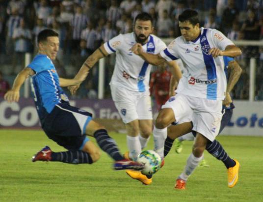 Avaí tentou marcar e reagir, mas o Paysandu foi guerreiro. Foto: Fernando Torres