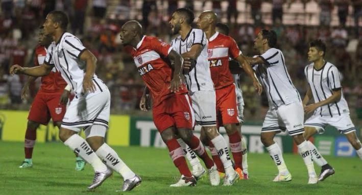 Bragantino sofreu dois gols em jogadas aéreas e depois não reagiu diante do CRB. Foto: Douglas Araújo