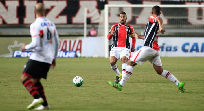 Joinville marcou bem, mas não conseguiu furar o bloqueio defensivo do vice-líder Atlético-GO. Foto: Joinville Oficial