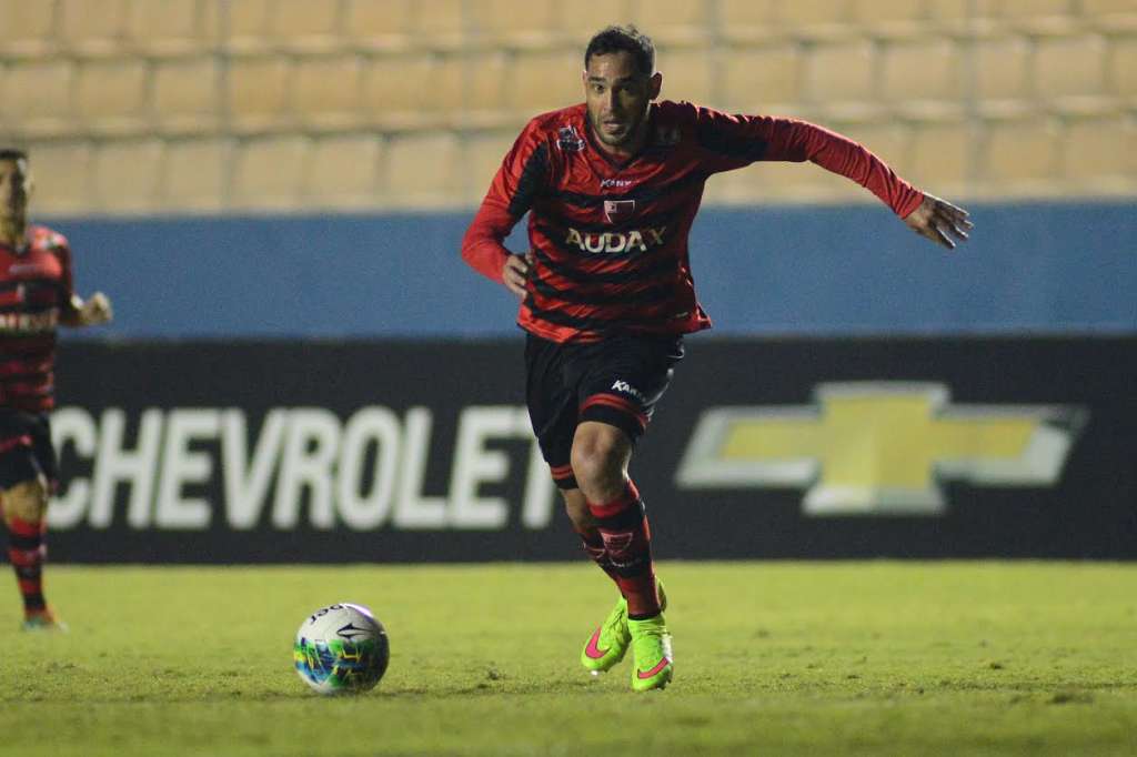 Marcus Vinícius comemora primeiro gol, mas lamenta empate