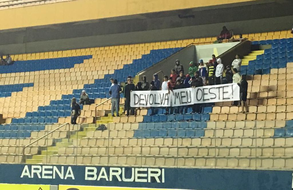 Torcedores do Oeste fizeram protesto contra saída de Itápolis e foram agredidos pela policia militar