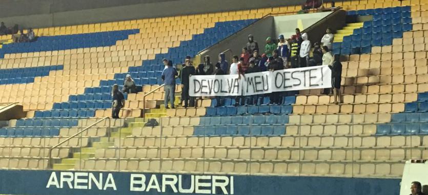 Pequeno grupo de torcedores de Itápolis protesta pela saída do time da cidade. Foto: Juliano Oliveira - Rádio 730 AM 