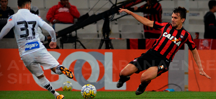 Paulo André fez o gol da vitória do Furacão em cima do irregular Santos