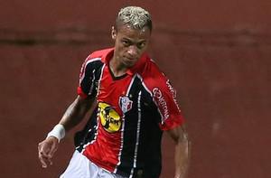 Série B: Ceará contrata William Henrique, ex-atacante do Vitória