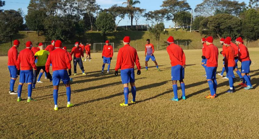Jogadores do Náutico enfrentam o frio de Caxias para treinar