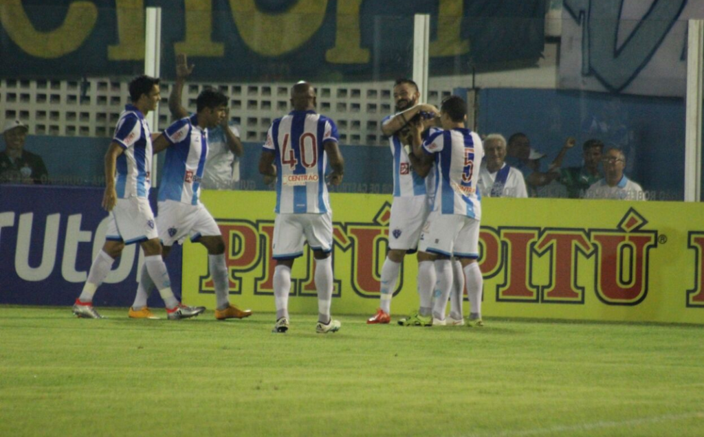 Jogadores do Paysandu comemoram o único gol do jogo 