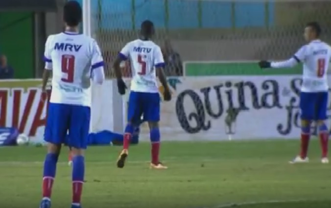 Jogadores do Bahia lamentam falha de Marcelo Lomba no primeiro gol do Tupi