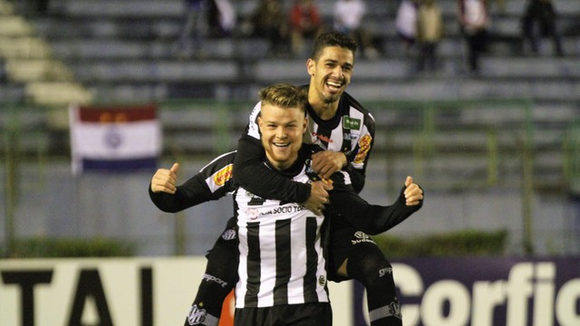 Marcos Serrato comemora o segundo gol do Tupi diante do Bahia - Felipe Couri/Tupi FC