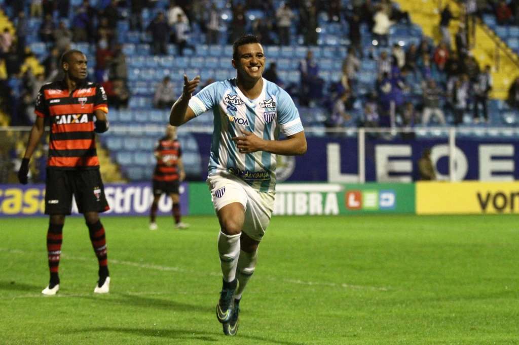 Avaí luta e busca empate diante do Atlético-GO