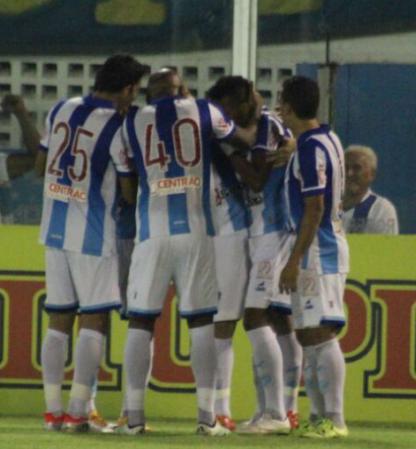 Jogadores do Paysandu festejam mais um gol de Jhonnatan