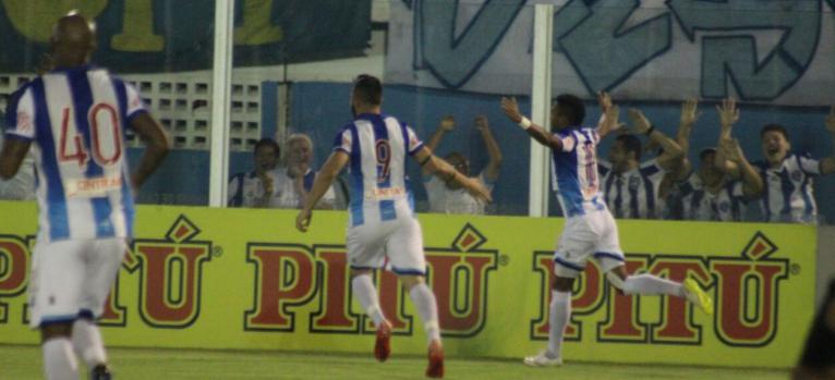 Jhonnatan corre para o abraço dos companheiros após mais um gol e outra vitória do Paysandu