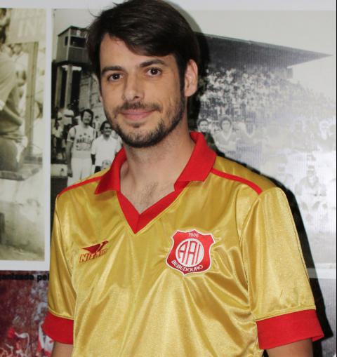 Toda dourada com detalhes em vermelho, a camisa de 110 anos da Inter de Bebedouro terá 110 unidades - Divulgação