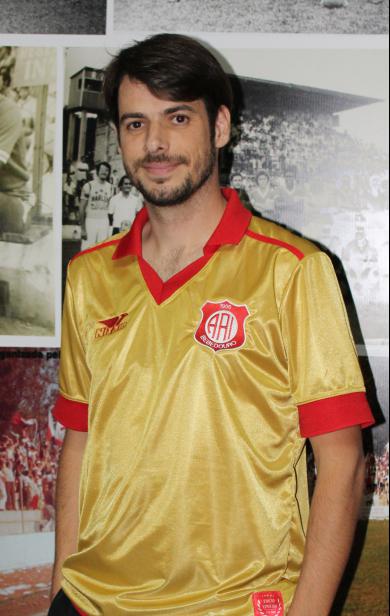 Diretor executivo da Inter, Guilherme Neves posa com a camisa
