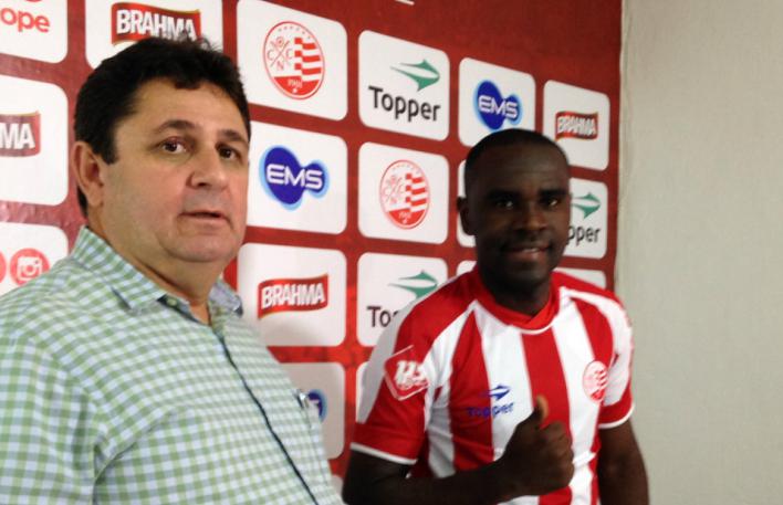 Hugo é apresentado no Náutico e viaja para enfrentar o Ceará (Foto: Divulgação)