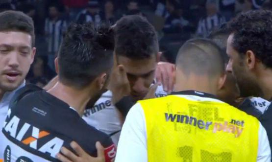 Paulo Henrique falhou pelo Timão e foi consolado pelos adversários como Robinho e Fred