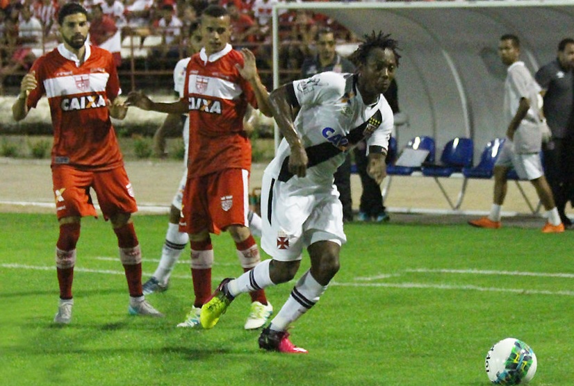 Com um golaço olímpico, Andrezinho garantiu a vitória do Vasco da Gama sobre o CRB