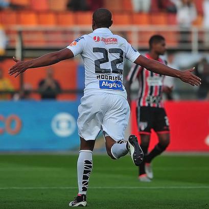 Rodrigão marcou um dos gols no clássico para o Peixe