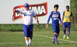 Série B: Guto Ferreira terá que fazer mudanças na estreia com o Bahia