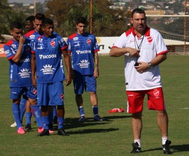 Guilherme Alves tenta superar baixas em Floripa