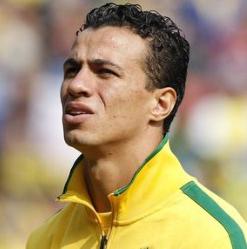 Ex-atacante da Seleção Brasileira está com um pé em São Januário para disputar a Série B