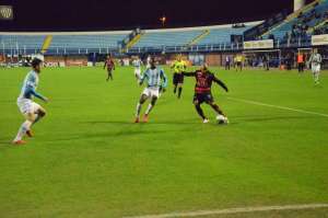 Série B: Com lesão, lateral Romário desfalca Atlético-GO por mais de um mês