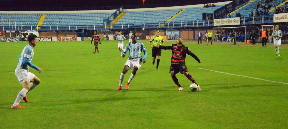 Com lesão, lateral Romário desfalca Atlético-GO por mais de um mês (Foto: Divulgação)