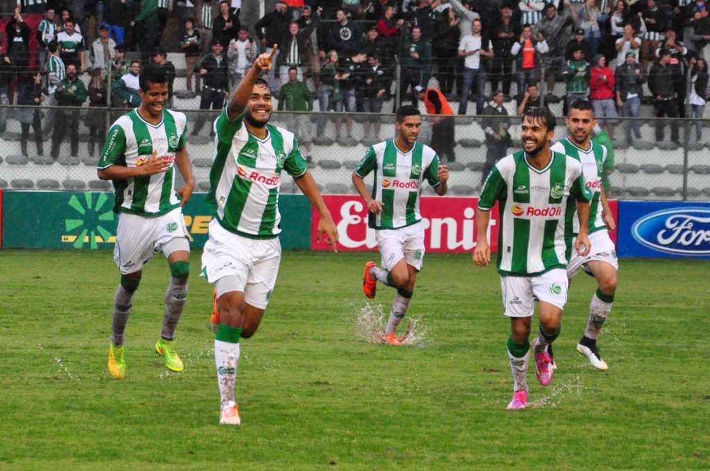 Wallacer, à direita, está na mira do Sampaio Corrêa