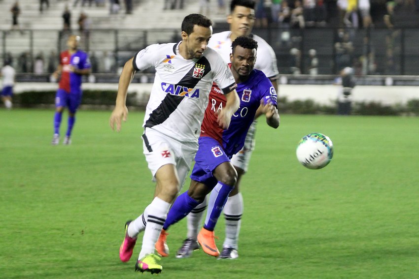 O Vasco saiu na frente logo aos 6 minutos com gol de Nenê