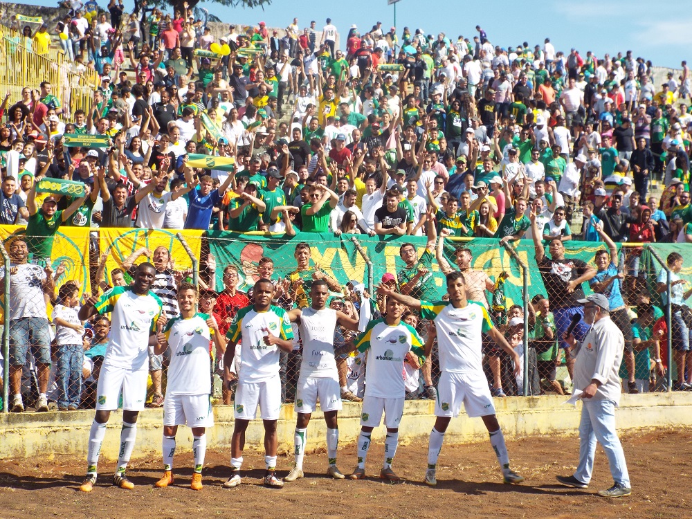 Jogadores comemorando vitória com a apaixonada torcida do XV de Jaú, quem sempre enche o estádio (Foto: Tiago Pavini/XV de Jaú) - Foto: Tiago Pavini/XV de Jaú