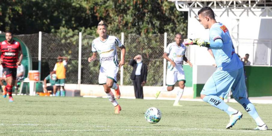 Luverdense tentou marcar o goleiro Felipe Alves em cima, mas tomou um gol e não reagiu. Foto: Luverdense - Oficial