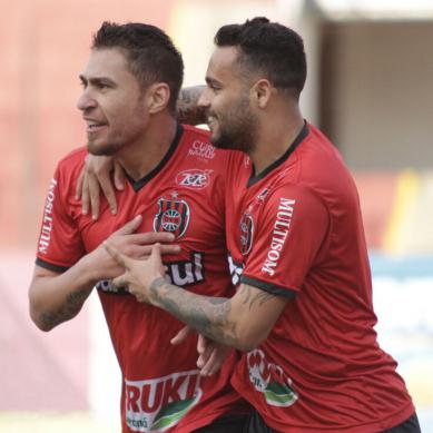 Brasil começou com tudo e fez dois gols em 16 minutos no Joinville. Fotos: Carlos Insaurriaga