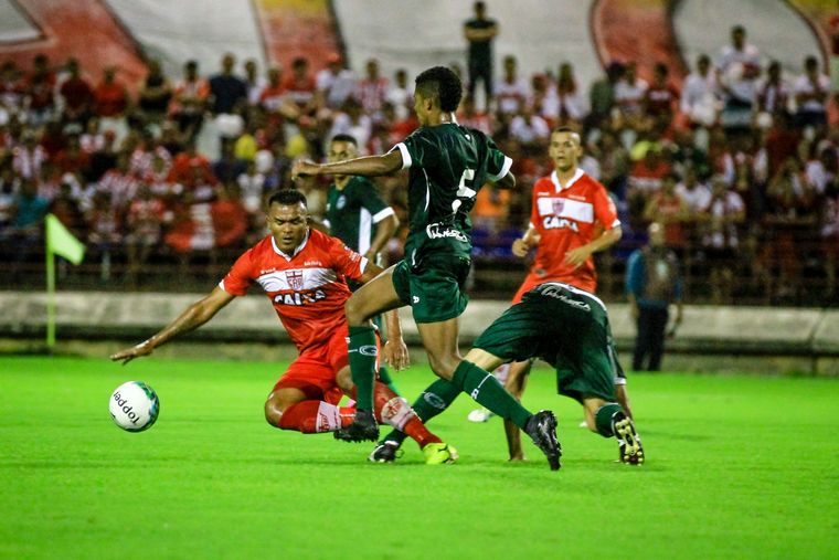 No encerramento da rodada, o CRB venceu o Goiás em seu campo por 2 a 1. (Crédito: Pei Fon / Portal TNH1)