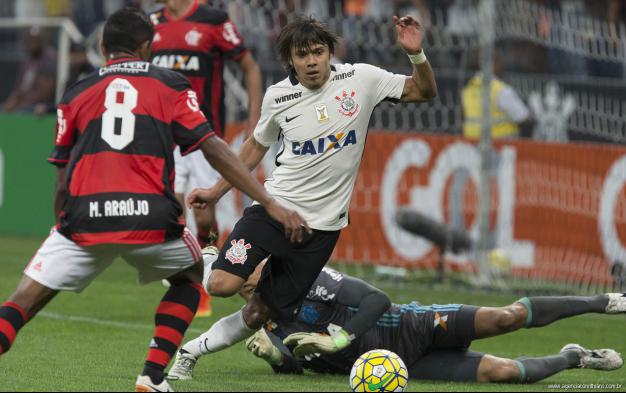 Romero atropelou a defesa do Flamengo. Fez dois gols e participou dos outros dois