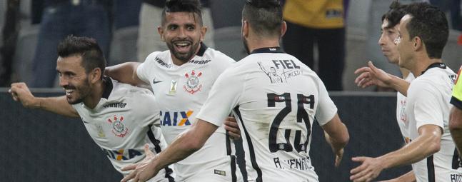Corintianos festejam a boa fase que levou o time à vice-liderança do Brasileiro, só atrás do Palmeiras