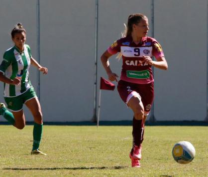 Paula Ugarte marcou os gols que classificaram a Ferroviária (Foto: Tetê Viviani)