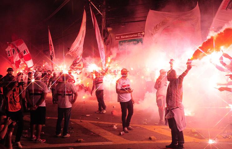 Uniformizadas do São Paulo ainda arrumaram confusão nos portões do Morumbi após decepção. Uma vergonha!
