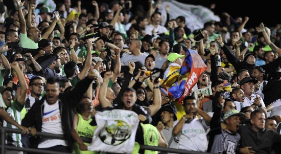 Festa no Morumbi ficou reservada aos colombianos que vibraram com o Medellin