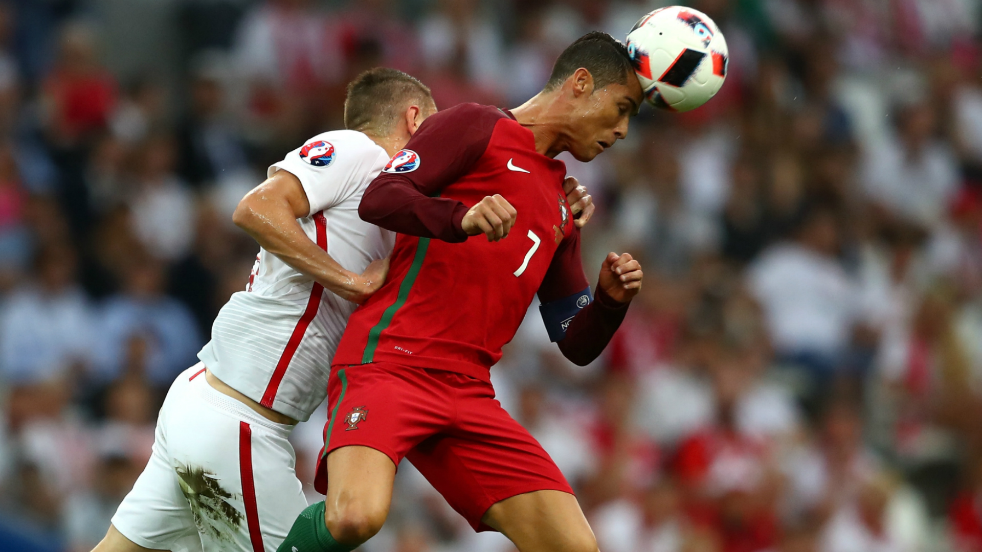 Cristiano Ronaldo salta muito alto e põe a cabeça acima do travessão em  lance contra Gana - Futebol - R7 Copa do Mundo