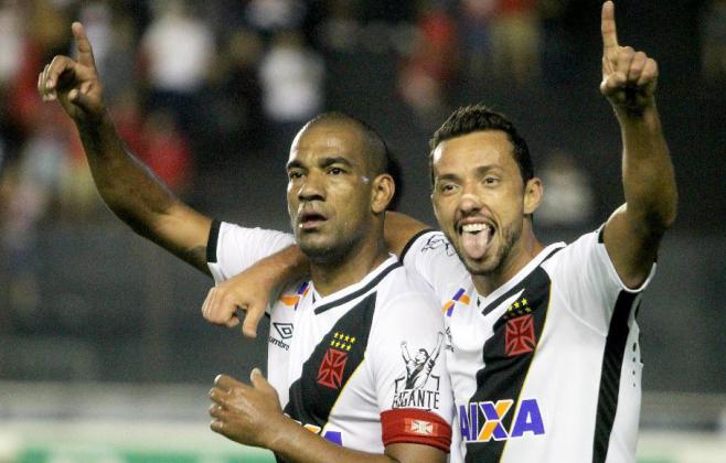 Nenê abraça o capitão Rodrigo. Vasco vence e lidera sozinho de novo. Foto: site oficial do Vasco