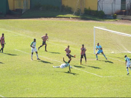 Luis Ricardo tenta de voleio abrir o placar para o XV de Jaú. (Tiago Pavini/ XV de Jaú)